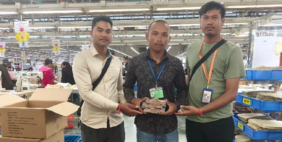 សហព័ន្ធសហជីពទឹកចិត្តកម្មករកម្ពុជា រៃអង្គាសប្រាក់ឧបត្ថម្ភជូនសមាជិកដែលជួបទុក្ខគ្រួសារ នៅខេត្តកំពង់ស្ពឺ